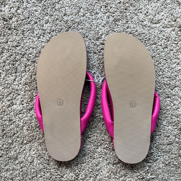 New Women's Slippers; size 7 1/2 - Picture 2 of 2